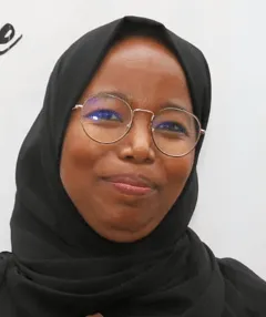 Femme souriante en hijab noir